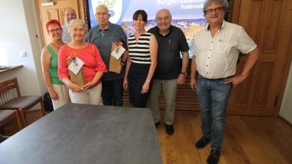 Bild: bjp
Ihre Vorschläge kamen beim Stadtrat besonders gut an: Mit Einkaufsgutscheinen prämierten Bürgermeister Bernhard Stangl (rechts), seine Vertreter Barbara Krauthahn und Max Schwärzer (von links) und die Ratsmitglieder Sabine Eichermüller und Martin Schmidt (Dritte und Zweiter von rechts) Maria Neumann, Bernd Edenharter (Dritte und Vierter von links) und Bernhard Riedl (nicht auf dem Bild).
