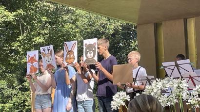 Bild: Irene Klier 
Als der Hase Gott an seiner Seite weiß, wird er mutiger, respektiert und anderen ein Vorbild.