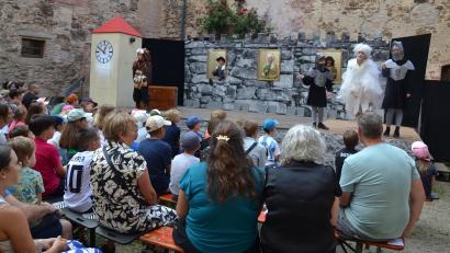 Bild: gi
Das Ovigo-Theater präsentiert das Theaterstück "Kleine Gespenst", das auf Schloss Burgtreswitz bei den jungen Besuchern großen Anklang findet.