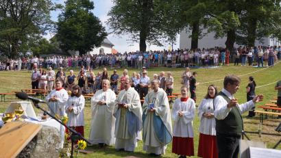 Bild: fvo
Viele Gläubige suchen bei der Festmesse am Fahrenberg am Freialtar Schutz vor der Sonne im Schatten der Bäume.
Hauptzelebrant des Festgottesdienstes war Professor Hans-Georg Gradl (Mitte) aus Trier, rechts davon Pfarrer Norbert Götz und links Pfarrer Albert Hölzl.