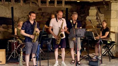 Bild: hev
Eine bunte Mischung auf der Taubnschusterbühne: Schlagzeug: Antje Storch (Amberg), Altsaxophon: Roman Chwalinski (Weiden), Tenorsaxophon: Alois Träger (Etzenricht),
Altsaxophon: Hans Schmidkonz (Naab bei Bärnau), E-Bass: Florian Klein (Pfreimd), Klavier: Sophia Feldmeier (Niederwinkling/Straubing)