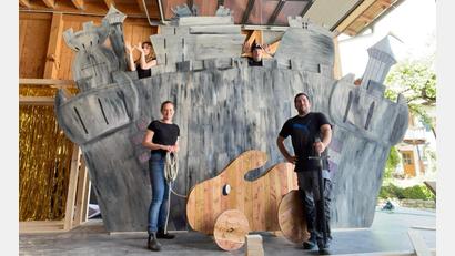 Bild: Maximilian Hegner/exb
Das Bühnenbau-Team vor der fertigen Burg – mit Leni Wimmer (unten links), Cora Spalek (oben links), André Gießübl (unten rechts) und Florian Wein (oben rechts).