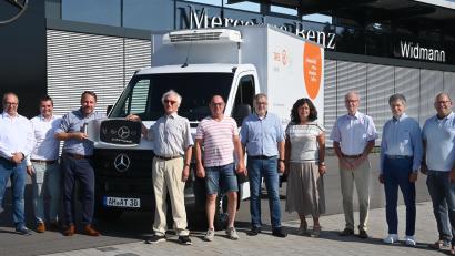 Bild: gf
Einen überdimensionalen Fahrzeugschlüssel überreichte Michael Donhauser, der örtliche Verkaufsleiter für Transporter und Vans von Mercedes Benz in Schafhof, (Dritter von links) an Tafel-Vorsitzeden Bernhard Saurenbach (Vierter von links).