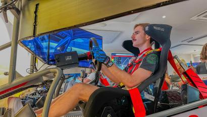 Bild: Leon Karwath
Der professionelle "SimRacer" Moritz Löhner durfte als erster die Simulatoren in Weiden testen.