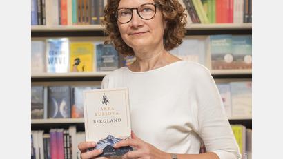 Bild: Hans Schwägerl
Buchhändlerin Maria Rupprecht empfiehlt den Roman "Bergland" von Jarka Kubsova.