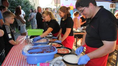 Bild: kro
Das Pizzateam beim Belegen der Pizzas.