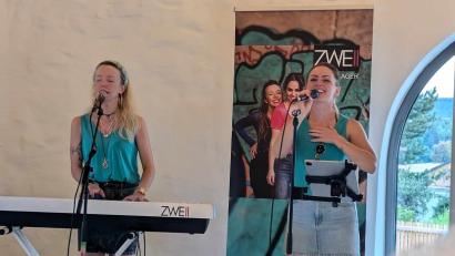 Bild: Karin Rückerl/Bebbo Schuller /exb
Das Duo "ZWEII" gestaltete das Benefizkonzert musikalisch.