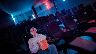 Bild: Glaser/exb
Noch sitzt Franzi Glaser allein im Kino. Doch die Tickets für die Kinopremiere ihrer Online-Advents-Show „Adventsfranz“ im Neue-Welt-Kino in Weiden sind fast ausverkauft.