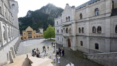 Bild: Peter Kneffel/dpa
Im August finden im oberen Schlosshof von Schloss Neuschwanstein Konzerte unter freiem Himmel statt.