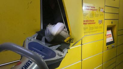 Bild: -/Feuerwehr Dortmund/dpa
Mit schwerer Technik hat die Feuerwehr in Dortmund einen Jugendlichen aus einer Packstation befreit.