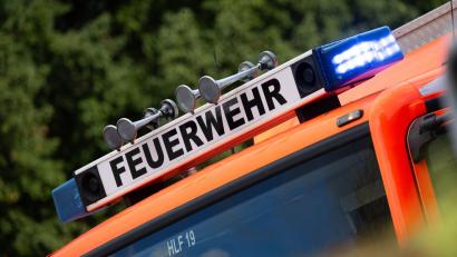 Bild: Marijan Murat/dpa
Ein Lagerhallenbrand im Landkreis Kelheim hat einen Schaden von mehreren hunderttausend Euro verursacht. (Symbolbild)