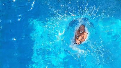 Bild: Sascha Thelen/dpa
Peter Klages taucht ein.