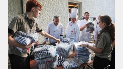 Bild: Wolfgang Steinbacher
Nach der Laurentiusmesse schlüpften die Köche in im Hotel Fronfeste in Sträflingskleidung und ließen sich im Knasthotel selbst mal kulinarisch verwöhnen.