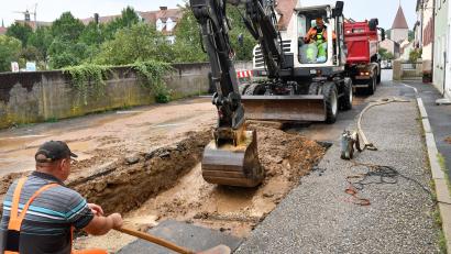 Bild: Petra Hartl
Am Sonntagvormittag wurde in der Fronfestgasse in Amberg gearbeitet, um den Wasserrohrbruch zu beheben.