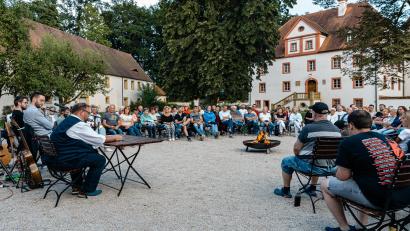 Bild: Bernd Schönfelder/exb
Sagen und Legenden des Steinwaldes, aber auch Dorf- und Wirtshausgeschichten präsentierte Hans Walter (vorne am Tisch) den rund 120 Zuhörern im Schloss Wolframshof.