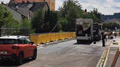 Bild: soj
Bis hierher und (noch) nicht weiter. Die Sanierungsarbeiten an der Fichtelnaabbrücke liegen in den letzten Zügen. Am Dienstag wird das Bauwerk wieder für den Verkehr freigegeben.