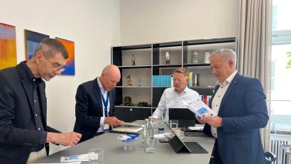 Bild: Matthias Grundler
Roman Dienersberger, Leiter des Referats Wohnraumförderung und Sonderprogramme im Bauministerium, Kewog-Chef Bernd Büsching, MdL Tobias Reiß sowie Landrat Roland Grillmeier (von links) im Austausch zum Thema Wohnungsbau.