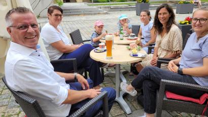 Bild: Francesco Donadio/exb
Kennenlernen bei Eis und Hefeweizen (von links) Bürgermeister Hermann Falk, Einrichtungsleitung Martina Weiß-Beck, Natascha Gösl, Anke Wolfram und Katharina Liebl.