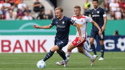 Bild: Stefan Bösl/dpa
Bochums Lukas Daschner behauptet den Ball.