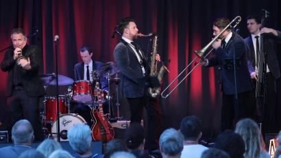 Bild: Wolfgang Steinbacher
Der Abschluss des Sommerfestivals im Innenhof der Stadtbibliothek mit Adam Hall & The Velvet Playboys.