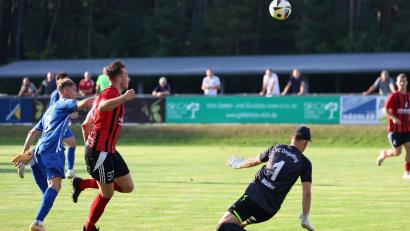 Bild: Dieter Jäschke
SC-Stürmer Nico Argauer (Zweiter von links) beobachtet die Flugbahn des Balles: Diese Aktion führte zwar nicht zu einem Tor, was der SC Luhe-Wildenau aber verschmerzen konnte. Gegen den FC Dingolfing gelang auch so ein 2:0-Heimsieg.