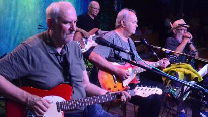 Bild: Kunz
"Red Moon" spielen in Weiden. Von links: Karl Hecht (Gitarre), Heinz Hertel (Bass), Günter Kuran (Gitarre) und Wyman Zitzmann (Blues Harp). Nicht im Bild ist Christian Zitzmann (Percussion).