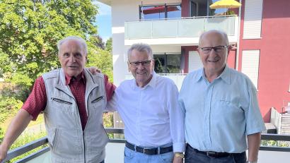 Bild: e
Besonders gefreut hat sich Karl Königer (Mitte) über die Gratulations-Besuch seines Schulfreundes Klaus Högl (links). Für die Gemeinde gratulierte Dritter Bürgermeister Hubert Blödt.
