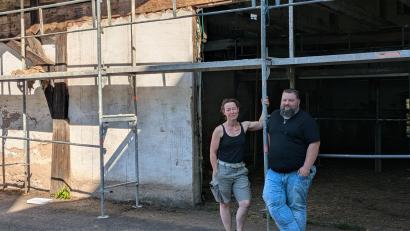 Bild: pz
Kerstin und Matthias Frank vor der Remise des Klosterguts Mitterhof. Die Familie hat jetzt damit begonnen, das Gebäude aus dem 16./17. Jahrhundert zu sanieren.