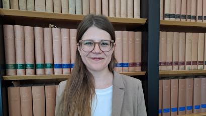 Bild: Brigitte Gschwendtner/fph
Digital und analog versiert: Zu den ersten Amtshandlungen von Stephanie Reber zählte die Einrichtung einer Homepage. In ihrem Büro in Wunsiedel stärken der neuen Notarin die juristischen Wochenzeitungen von 1947 bis heute den Rücken.