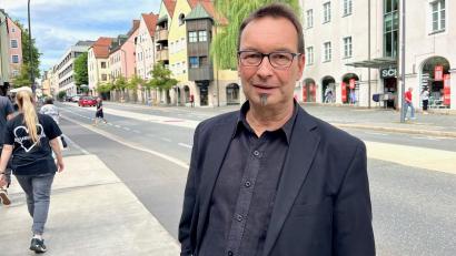 Bild: Gabi Schönberger
In ihrer Breite zurücknehmen, eventuell eine Busspur einrichten. Auch der künftige Verkehrsfluss auf der Dr.-Pfleger- und Sedanstraße beschäftigt Bau- und Planungsdezernent Alkmar Zenger.
