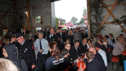 Bild: kro
Die Feuerwehr Poppenreuth feierte am Sonntag ihr 150-jähriges Bestehen. Eigentlich hätte es einen großen Festzug geben sollen, doch dieser fiel wegen des schlechten Wetters spontan ins Wasser. Die Festbesucher drängten sich deshalb in die Festhalle.