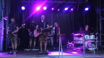 Bild: sns
Die Band "Dei vo gestern" heizt den Besuchern auf dem Schrannenplatz gehörig ein.