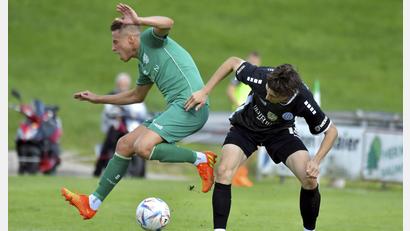 Bild: Hubert Ziegler
Dominik Haller (links, in einer Szene aus der Saison 23/24) verwandelte in Cham einen Foulelfmeter zur 2:1-Führung für die DJK Gebenbach. Am Ende reichte dies aber nicht einmal für einen Punkt.