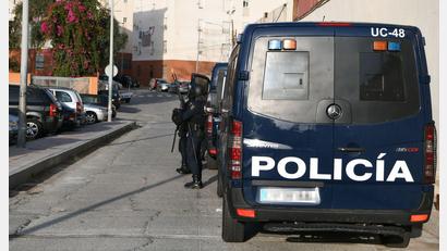 Bild: Antonio Sempere/EUROPA PRESS/dpa
Die spanische Polizei leitete eine Großfahndung nach dem Maskierten ein, der einen Elfjährigen auf einem Fußballplatz erstochen hatte.