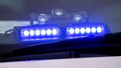 Symbolbild: Lino Mirgeler/dpa
Die Weidener Polizei rückt am Sonntagmorgen wegen eines Streits in der Sedanstraße aus.