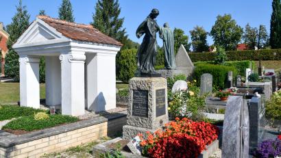 Bild: Petra Hartl
Eine große Galvanoplastik "bewacht" das Grab von Oberst a.D. Beppo Engelhardt auf dem Amberger Katharinenfriedhof. Hier können sich auch "normale" Amberger in einer Urne bestatten lassen.