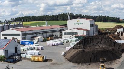Archivbild: Rosenboom / Ziegler
Ein 25 Hektar großes Betriebsgelände am Hauptstandort in Stein bei Plößberg (Kreis Tirschenreuth) dient der Lagerung, Aufbereitung und dem Versand der Naturrohstoffe.
