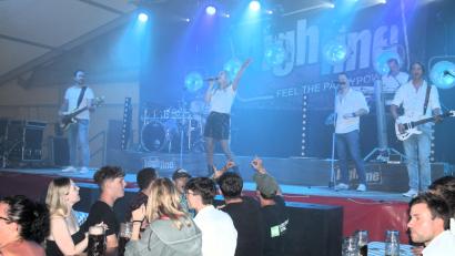 Bild: stg
Die Band "Highline" begeisterte am Freitagabend auf dem Kemnather Wiesenfest.