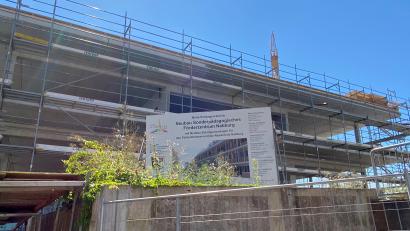 Bild: cv
Für den Neubau der Maria-Schwägerl-Schule in Nabburg gibt der Landkreis in diesem Jahr rund 4,5 Millionen Euro aus. Derzeit laufen Arbeiten auf dem Dach.