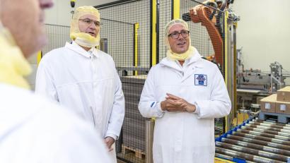 Bild: Alfredo Marega, Werbeagentur Die Grübeltäter/exb
Staatsminister Albert Füracker (Mitte) und Inhaber Christian Wolf (rechts) bei der Betriebsführung am Wolf-Standort Schwandorf.