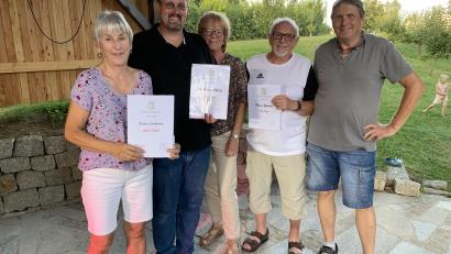Bild: adj
Clubmeisterin Barbara Janikowsky, Clubmeister und Bahnpfleger Matthias Alfery, Bahnpflegerin Jutta Kraus, 2. Clubmeister Hans Greiner wurden ausgezeichnet. Kassier Udo Janikowsky gratuliert.