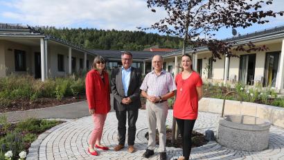 Bild: Matthias Walk/exb
Bei der Spendenübergabe (von links): Gisela Pöhler (Vorsitzende des Hospizvereins Stadt und Landkreis Schwandorf), Martin Steinkirchner (Mitglied des Regionalvorstands der Johanniter-Unfall-Hilfe im Regionalverband Ostbayern), Christoph Beck, Katharina Salbeck (Leiterin Bruder-Gerhard-Hospiz).