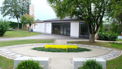 Bild: do
"Auge Gottes" nennt Künstler Erwin Otte das neue Urnenfeld im Oberbibracher Friedhof mit einem im Zentrum der Anlage platzierten gelb getönten Glaskreuz