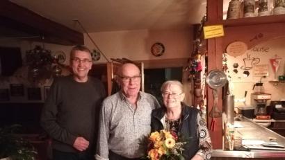 Bild: Marktgemeinde Mähring/exb
Bürgermeister Franz Schöner gratulierte dem Gastwirt-Ehepaar vom "Forellenhof", Peter und Waltraud Fuchs (von links), zur Eisernen Hochzeit.