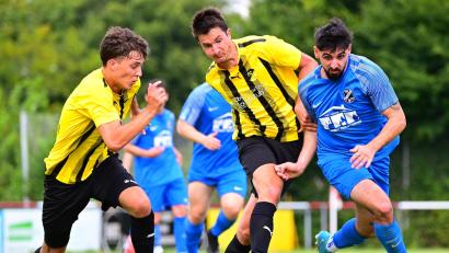 Bild: Thomas Schrems
Der FC Tirschenreuth gewann das Top-Spiel der Kreisliga 2 beim TSV Thiersheim mit 3:1.In dieser Szene kämpfen die Tirschenreuther Tobias Sammüller (links) und Bastian Scharnagl (Mitte) mit Volkan Kaya (rechts) um den Ball.