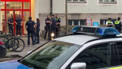 Bild: MünchenTV/TNN/dpa
Im einem Supermarkt in München ist am Abend eine Frau von der Polizei erschossen worden, nachdem sie die Einsatzkräfte mit dem Messer attackiert haben soll.