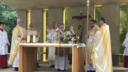 Bild: mma
Ruhestandspfarrer Hans Peter Heindl, Pater Alfred Lindner, Diakon Dieter Gerstacker, Pfarrer Daniel Fenk und Pfarrvikar Christian Preitschaft (hinten, von links) zelebrieren beim Abschiedsgottesdienst für Dekan Christian Schulz (vorn, Mitte) am Freialtar auf dem Frohnberg mit.