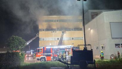 Bild: Haubner/Vifogra/dpa
Durch ein Feuer in einer Lagerhalle der Brandt-Schokoladenfabrik in Landshut ist laut Schätzungen der Polizei ein Millionenschaden entstanden.