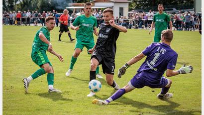 Bild: Günter Uschold
Das Spitzenspiel zwischen OVI-Teunz (grüne Trikots) und dem 1. FC Schwarzenfeld (schwarze Trikots) endete mit einem Unentschieden.