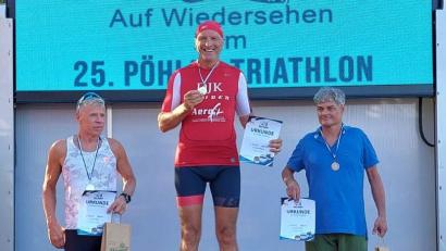 Bild: A. Neufeld
Thomas Neufeld (Mitte) siegte beim Pöhler Triathlon in der AK60.